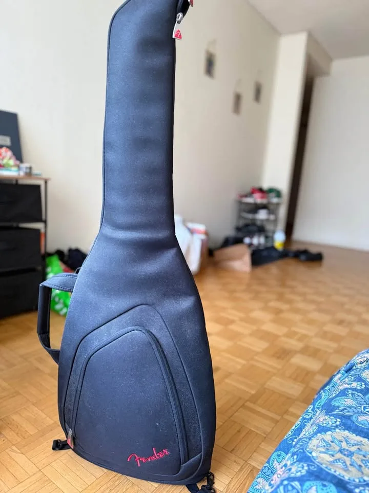 Fender Electric guitar with Marshall Amplifier image indicator(2)