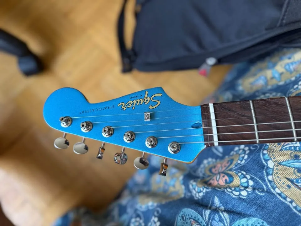 Fender Electric guitar with Marshall Amplifier image indicator(3)