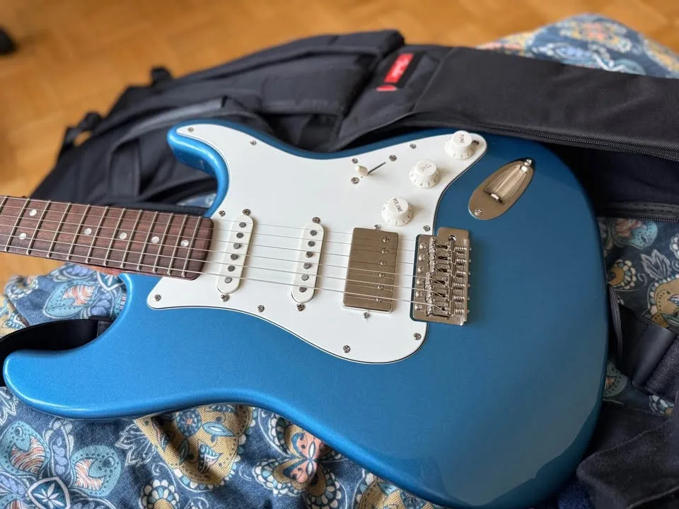 Fender Electric guitar with Marshall Amplifier image indicator(4)