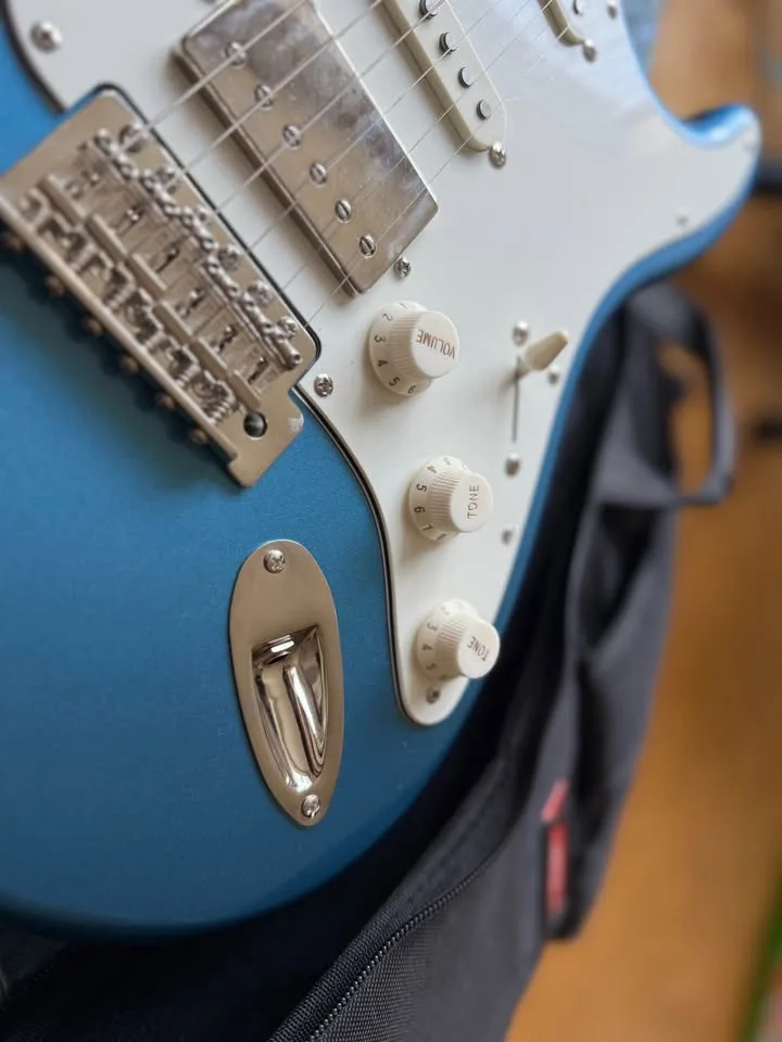 Fender Electric guitar with Marshall Amplifier image indicator(5)