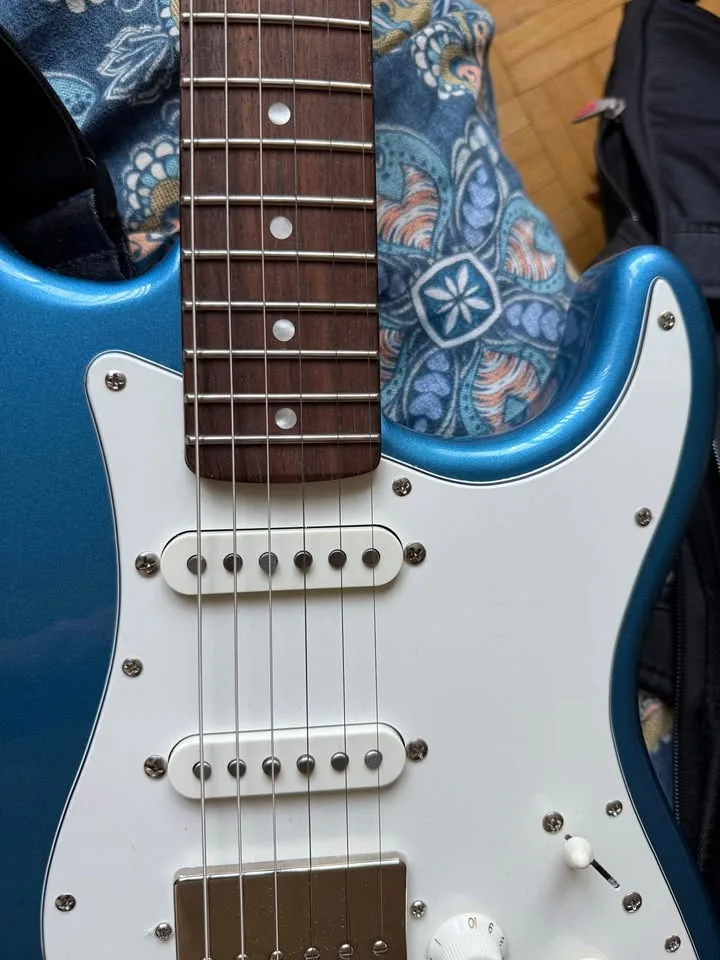 Fender Electric guitar with Marshall Amplifier image indicator(6)