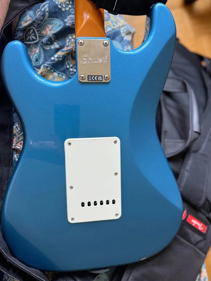 Fender Electric guitar with Marshall Amplifier image indicator(7)