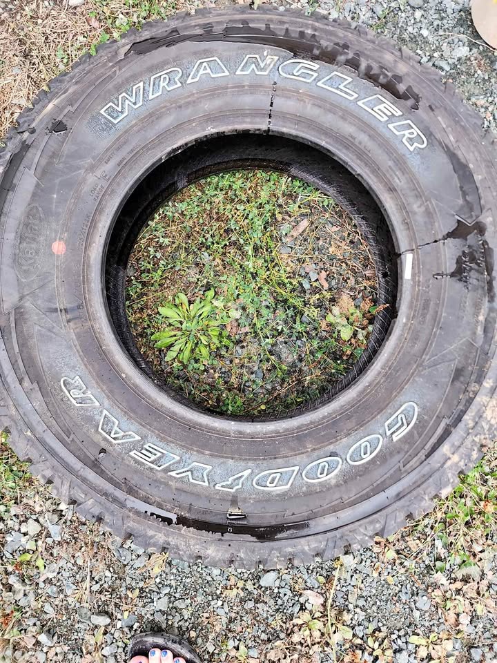 Goodyear wrangler set of 2 tires 275 70 r 18