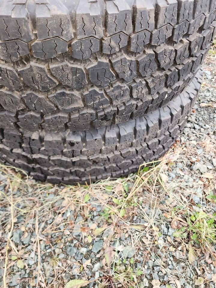 Goodyear wrangler set of 2 tires 275 70 r 18 - photo 2