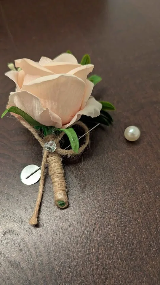 Corsage and Boutonnieres image indicator(3)