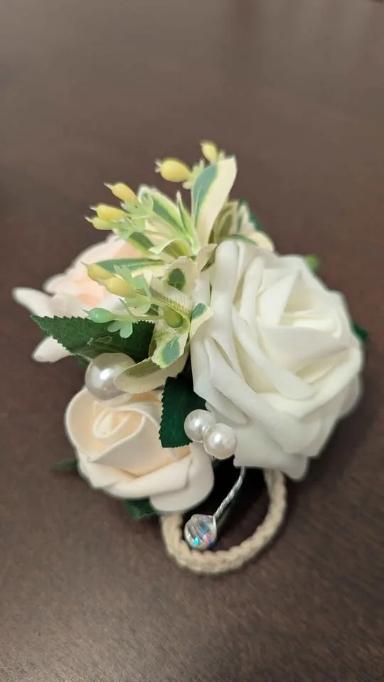 Corsage and Boutonnieres image indicator(4)