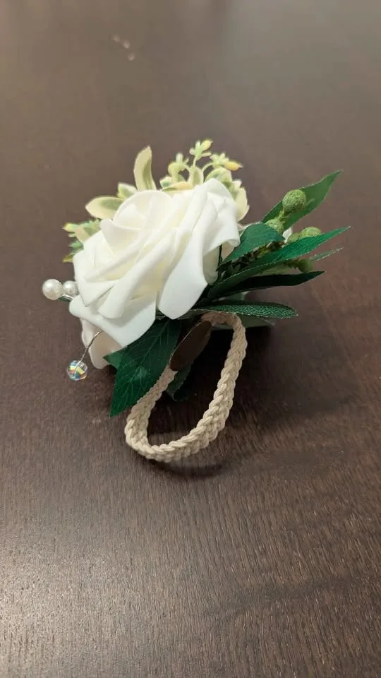 Corsage and Boutonnieres image indicator(5)