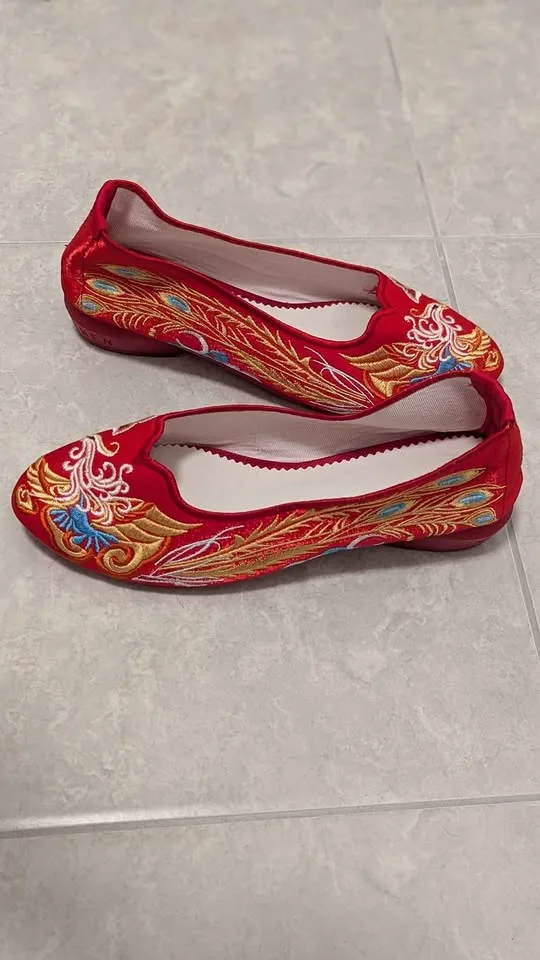 Traditional Chinese Red Wedding Shoes image indicator(2)