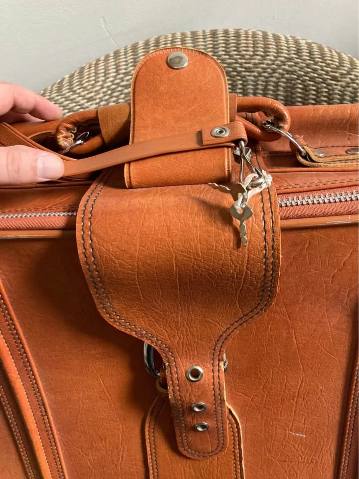 Vintage Sears faux Leather Luggage Series 9000 image indicator(6)