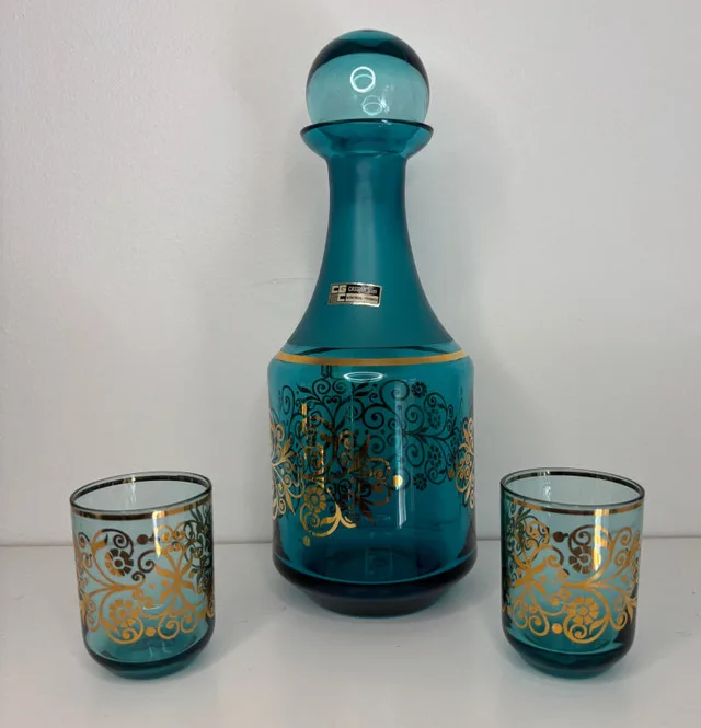 Vintage Cassidy’s Gold Leaf Decanter and Shot Glasses thumbnail