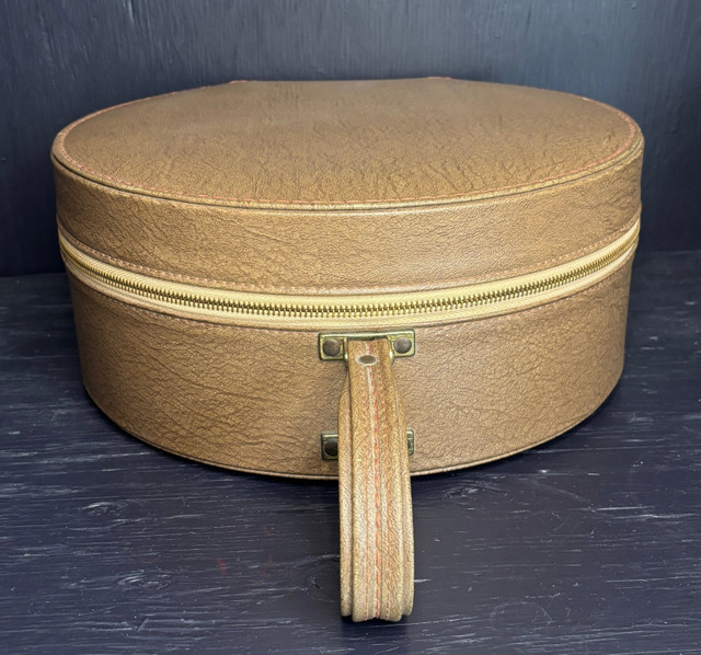 Vintage Train Travel Makeup Wig Case - photo 2