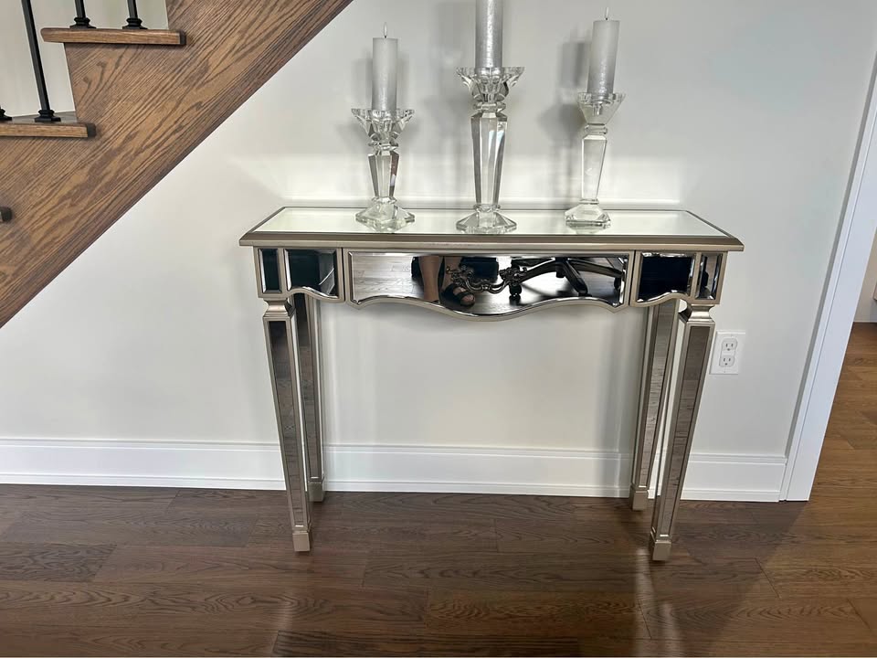 Mirrored entry way table