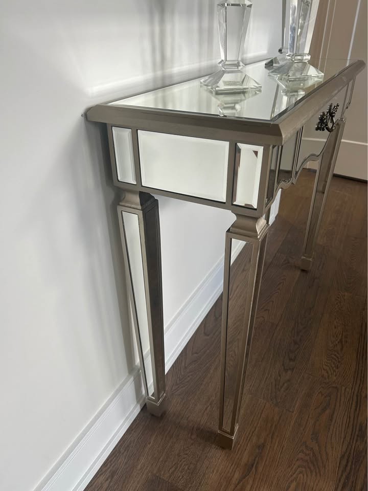 Mirrored entry way table - photo 3