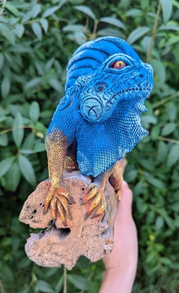 Colorful Curaçao Hand Painted Lizard Sculpture image indicator(2)