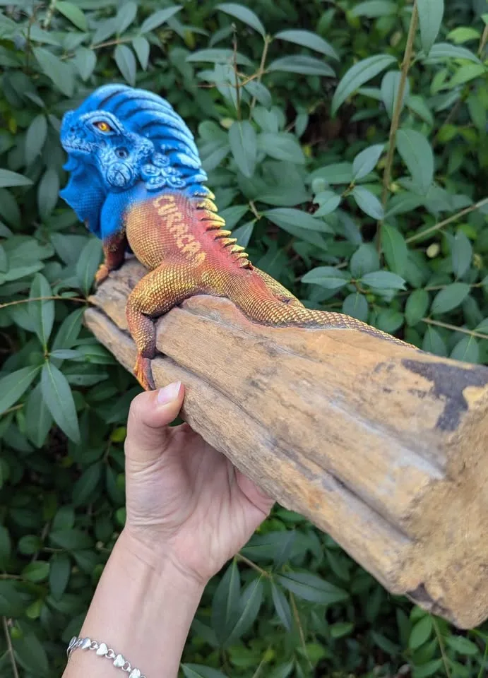 Colorful Curaçao Hand Painted Lizard Sculpture image indicator(3)