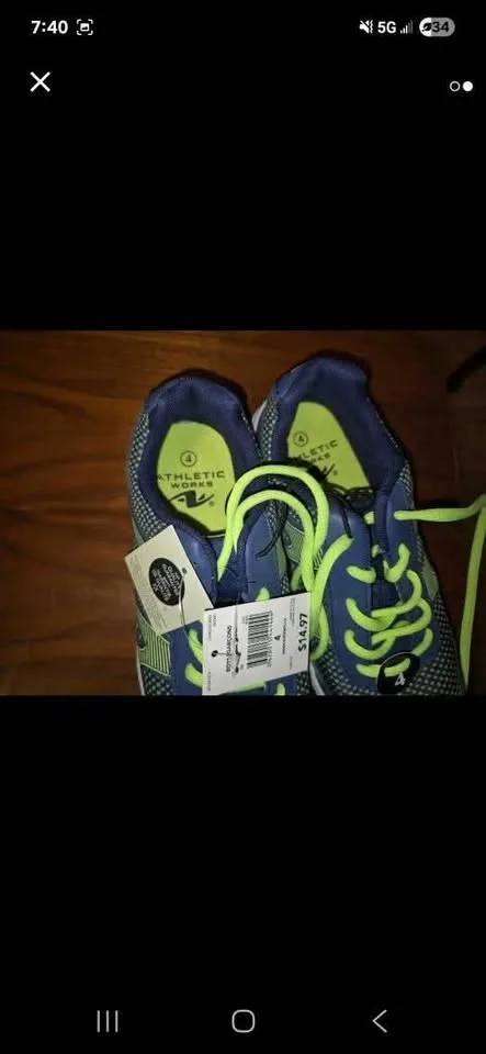 Boys running shoes - brand new - size 4 image indicator(2)