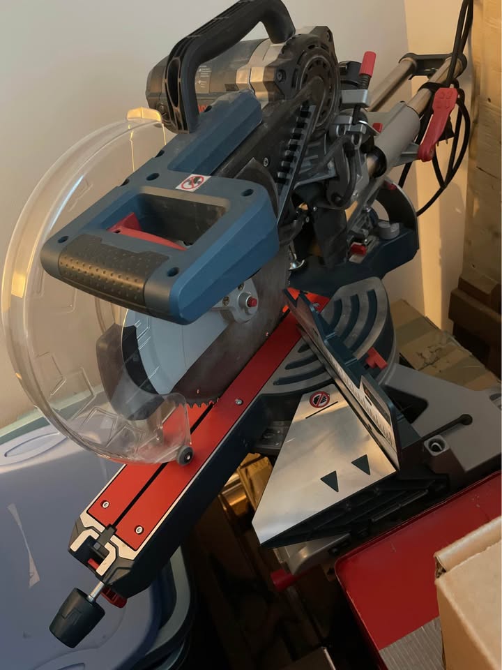 Bosch 12" Sliding Compound Mitre Saw - photo 3
