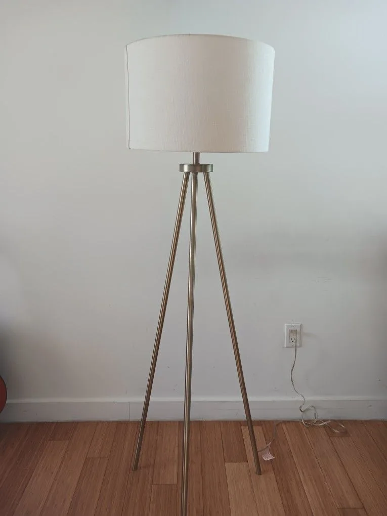 Modern Tripod Floor Lamp – Stylish Home Lighting thumbnail