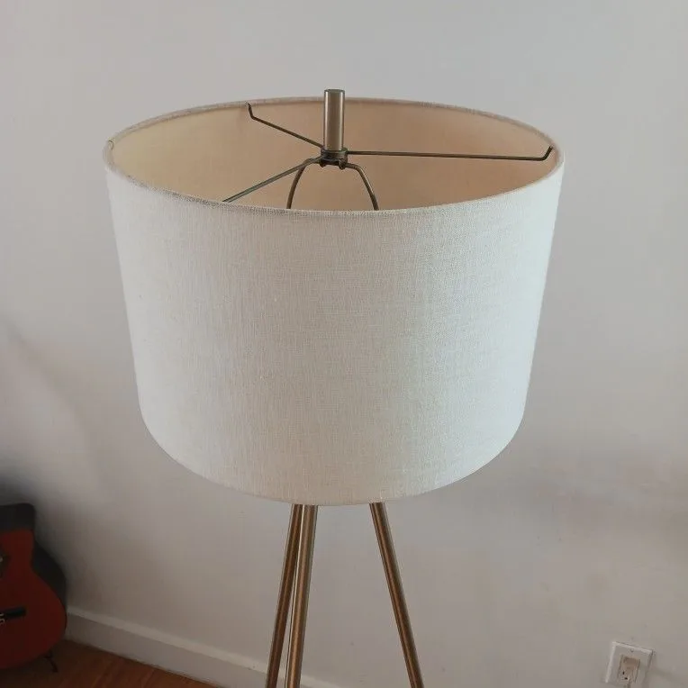 Modern Tripod Floor Lamp – Stylish Home Lighting image indicator(2)