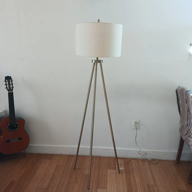 Modern Tripod Floor Lamp – Stylish Home Lighting image indicator(3)