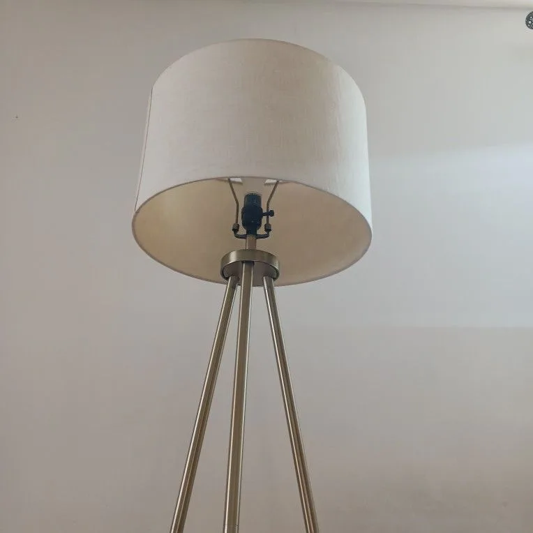 Modern Tripod Floor Lamp – Stylish Home Lighting image indicator(4)