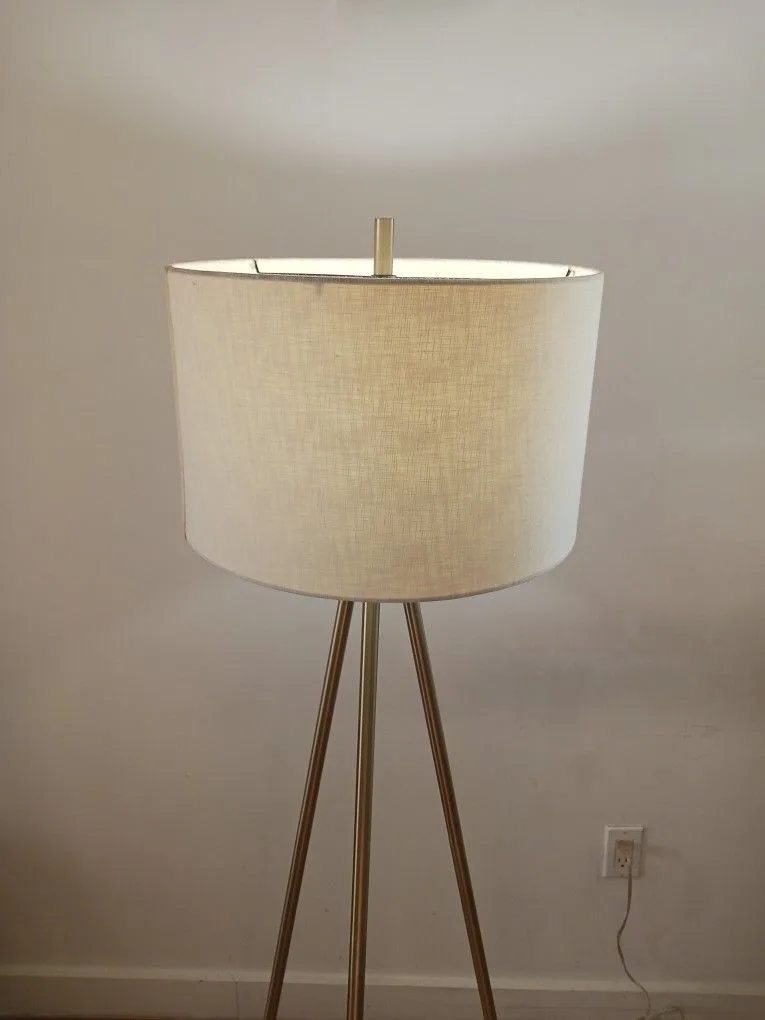 Modern Tripod Floor Lamp – Stylish Home Lighting image indicator(5)