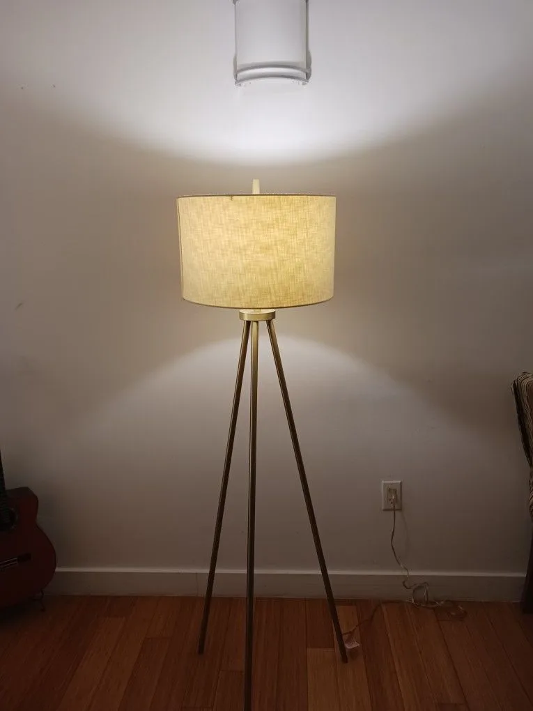 Modern Tripod Floor Lamp – Stylish Home Lighting image indicator(7)