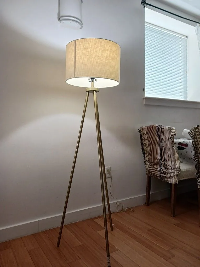 Modern Tripod Floor Lamp – Stylish Home Lighting image indicator(9)