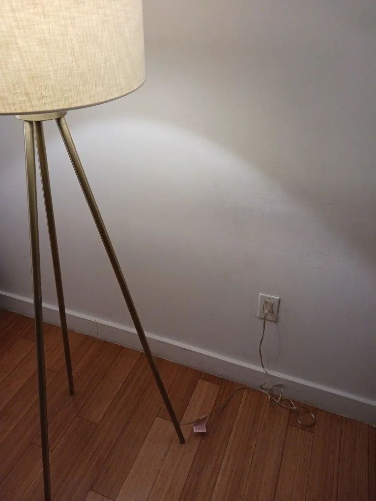 Modern Tripod Floor Lamp – Stylish Home Lighting image indicator(10)