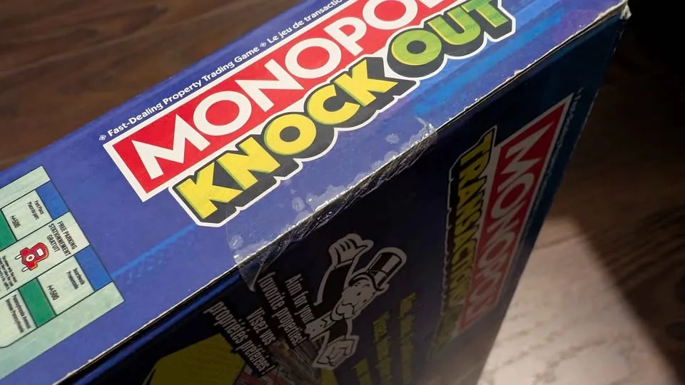 Monopoly Knockout Family Party Game image indicator(3)