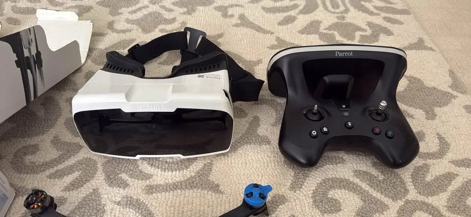 PARROT Bebop 2 Drone with Goggles + Controller image indicator(4)