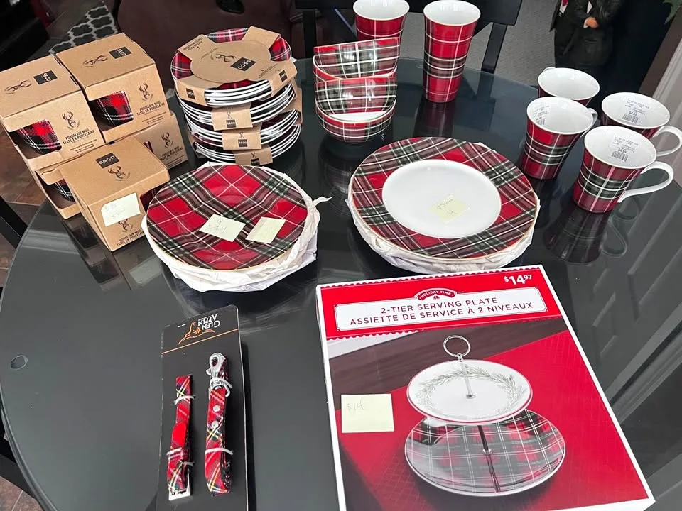 Tartan/plaid dishes, dog leashes thumbnail