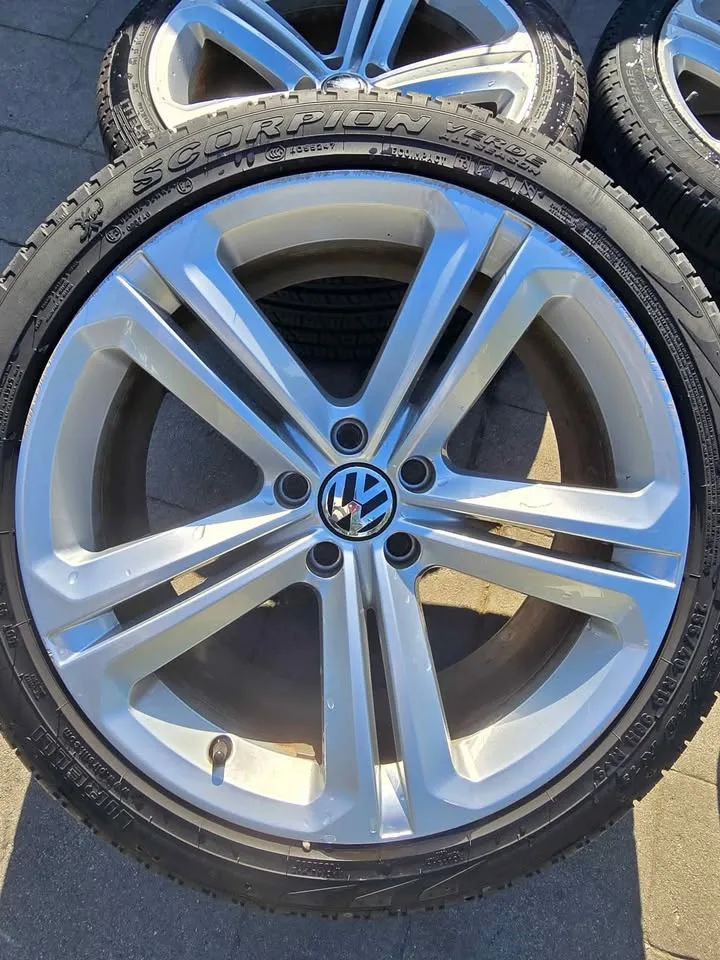 VW 19x9 Tiguan/Audi R line wheels & Perrelli tires image indicator(3)