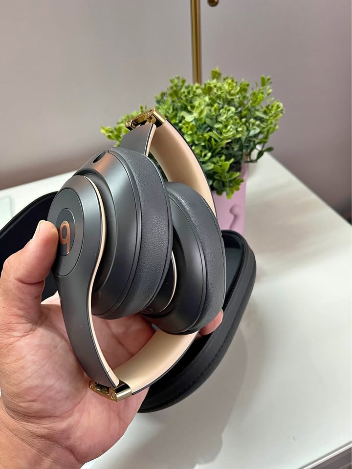 Beats Studio 3 (Barely Used) - photo 2
