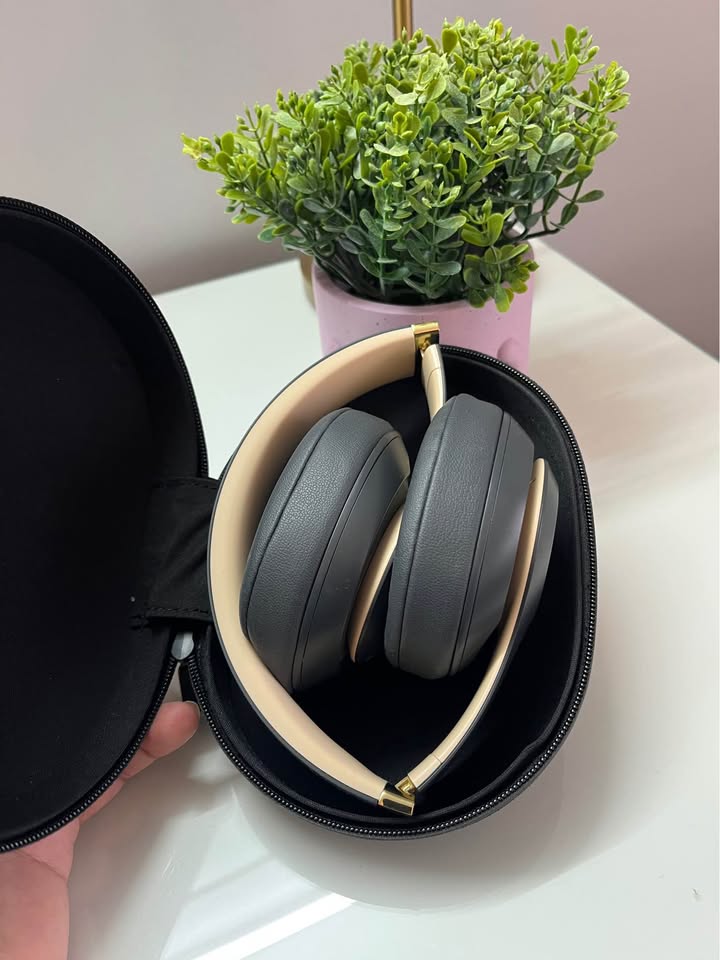 Beats Studio 3 (Barely Used) - photo 3
