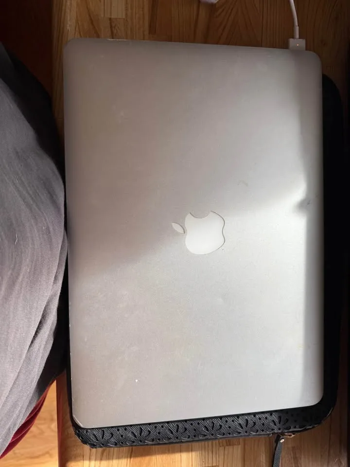 Apple MacBook Air 13-inch image indicator(3)