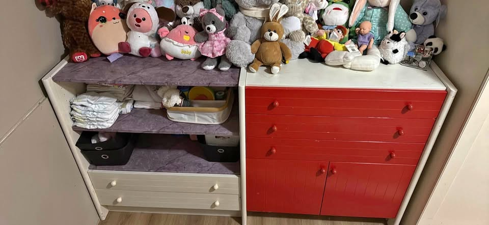 White and red Dresser