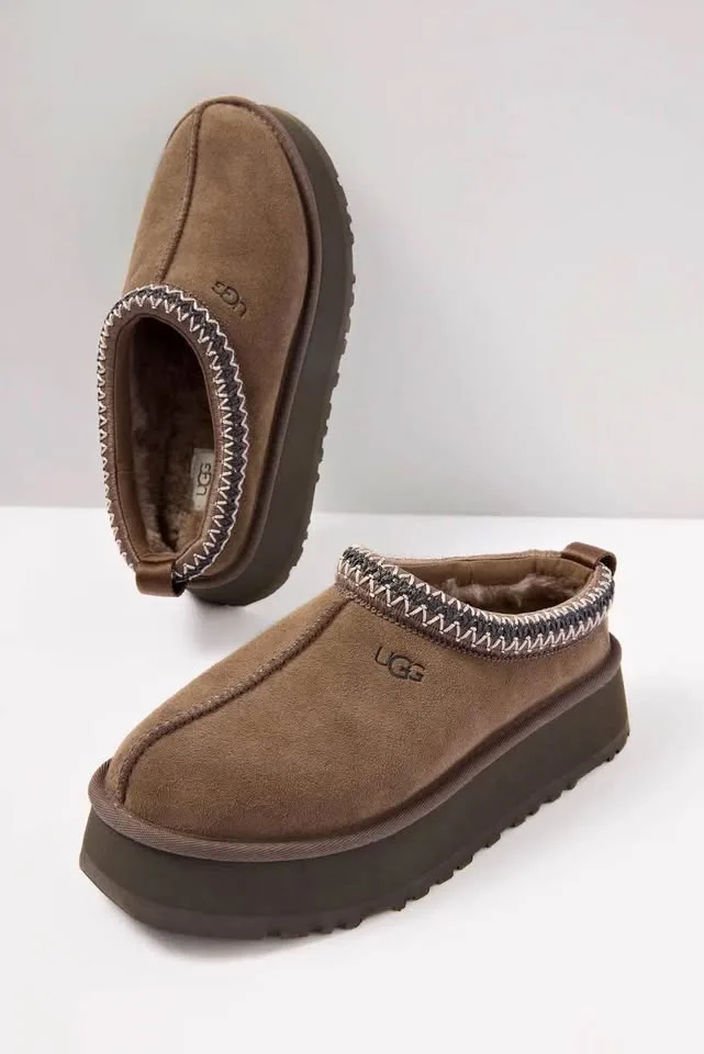 Brand new Ugg women’s Tazz in hickory/brown size 8 thumbnail