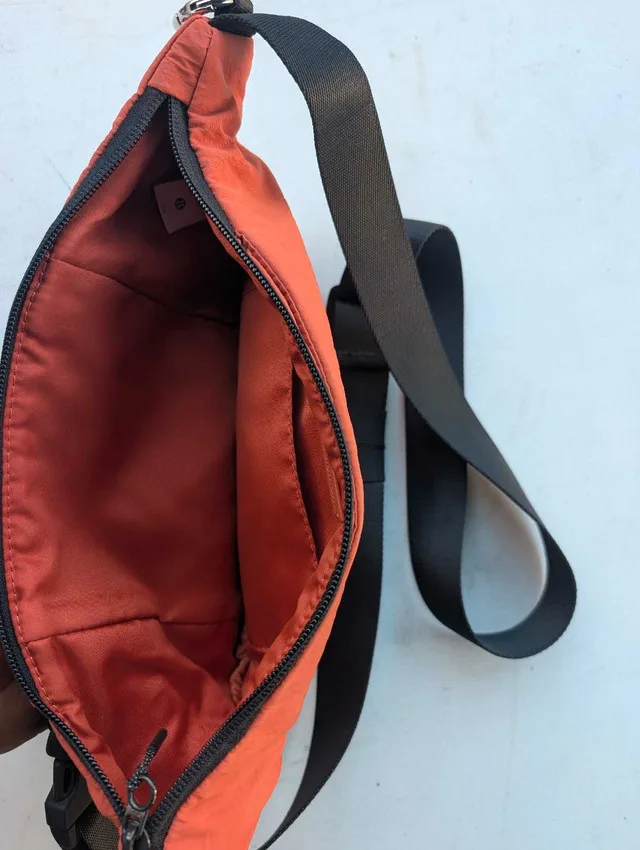 Lululemon Pouch image indicator(2)