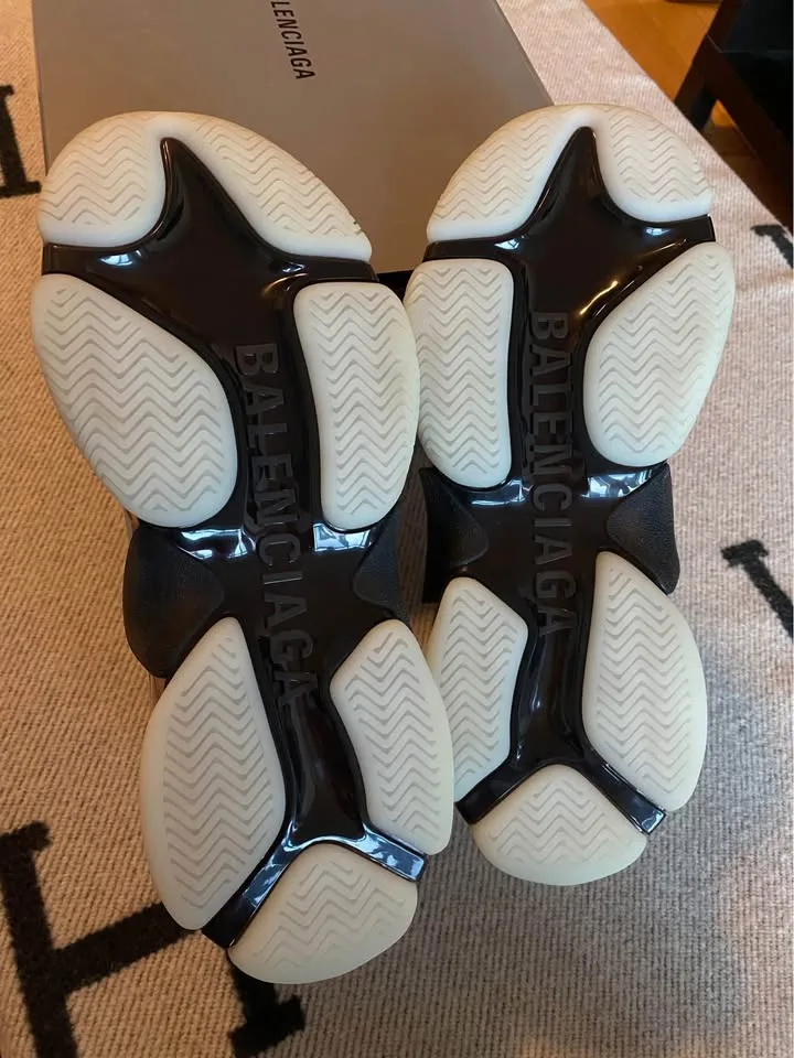 Balenciaga Triple S Sneaker image indicator(7)