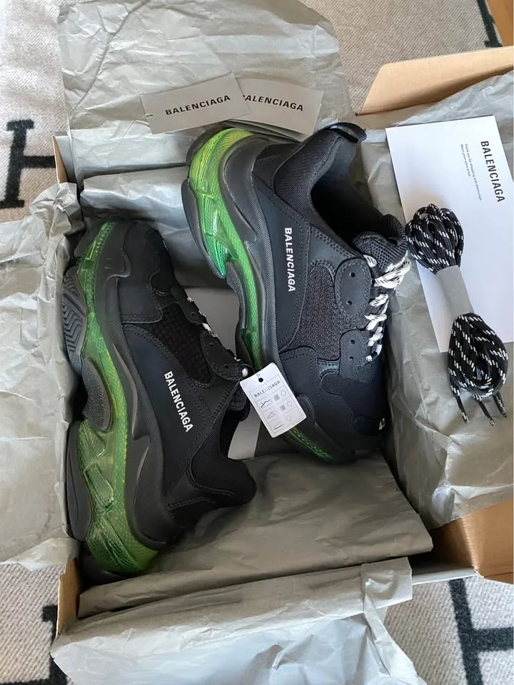 Balenciaga Triple S Sneaker image indicator(6)
