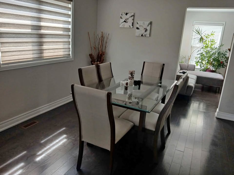 Dinning table set like new_ rarely used
