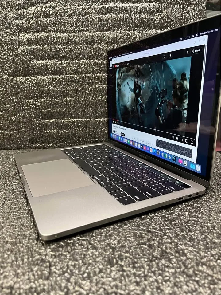 MacBook Pro 13” Touchbar 4 USB-C ports image indicator(3)