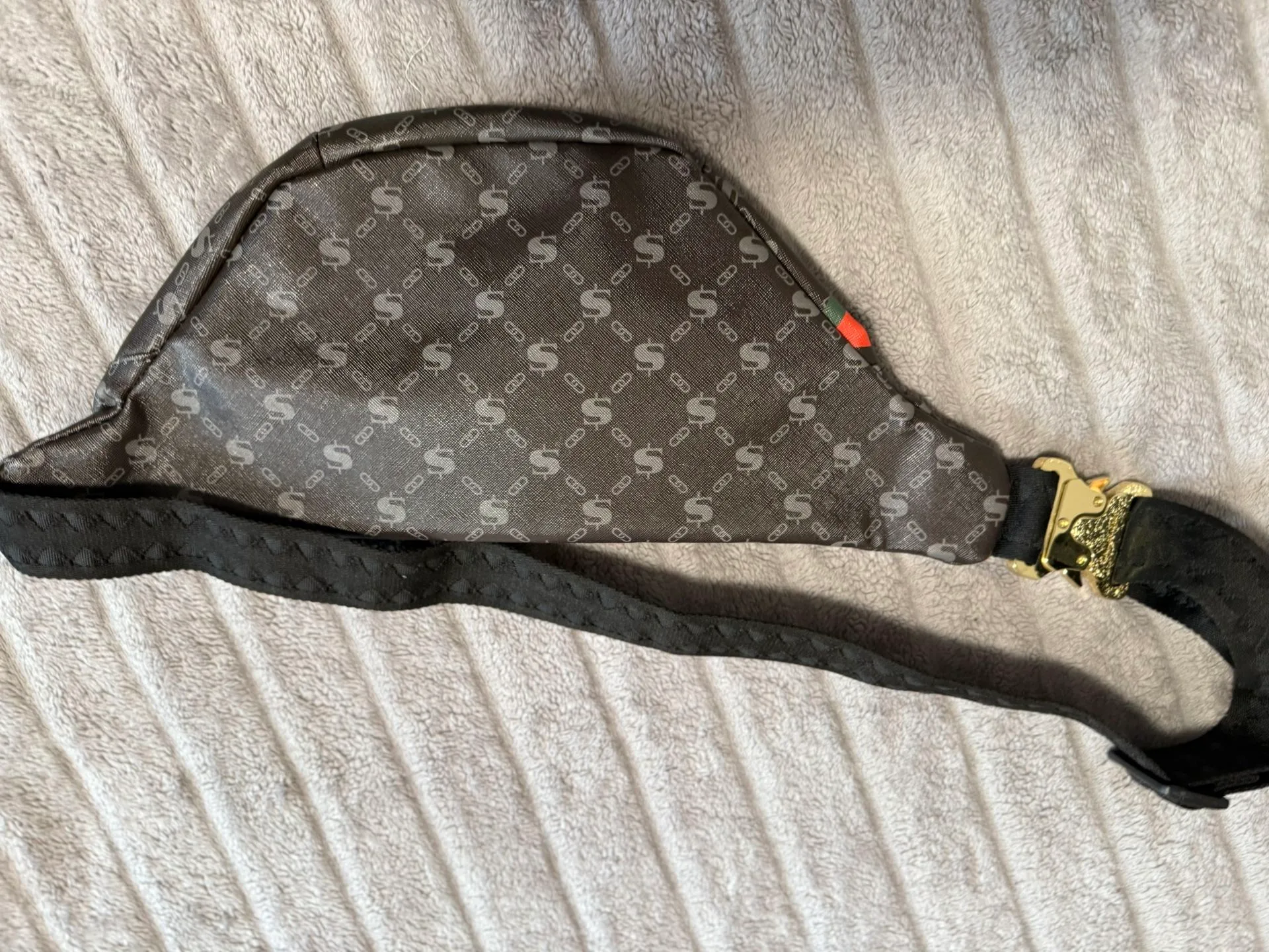 Sprayground Money Crossbody image indicator(2)