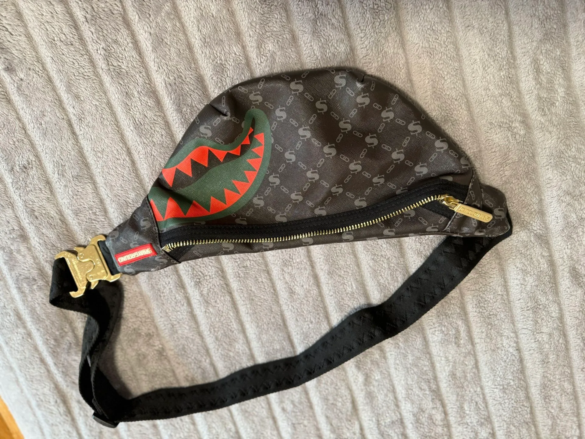 Sprayground Money Crossbody image indicator(3)