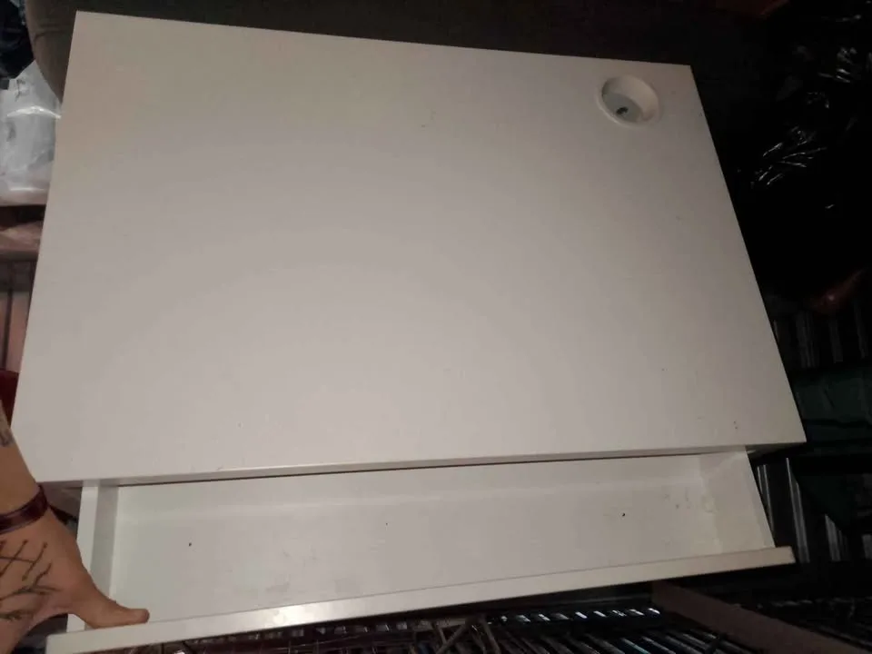 White Small (kid) Desk image indicator(2)