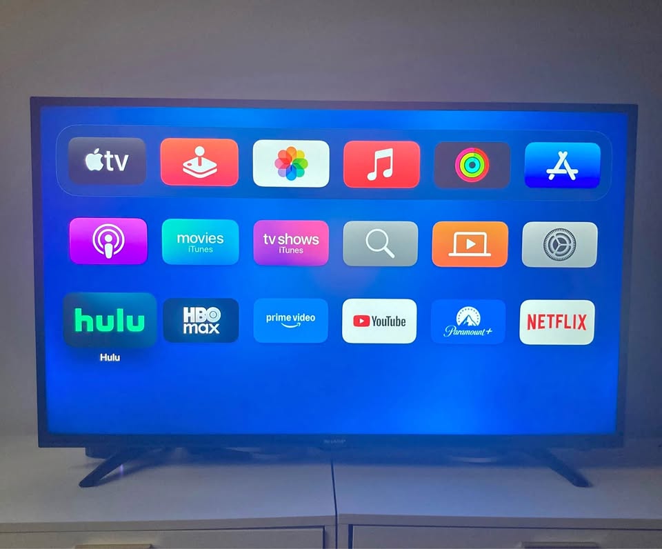 Apple TV 4K (1st Gen, 32GB) + Remote, Box & Cables