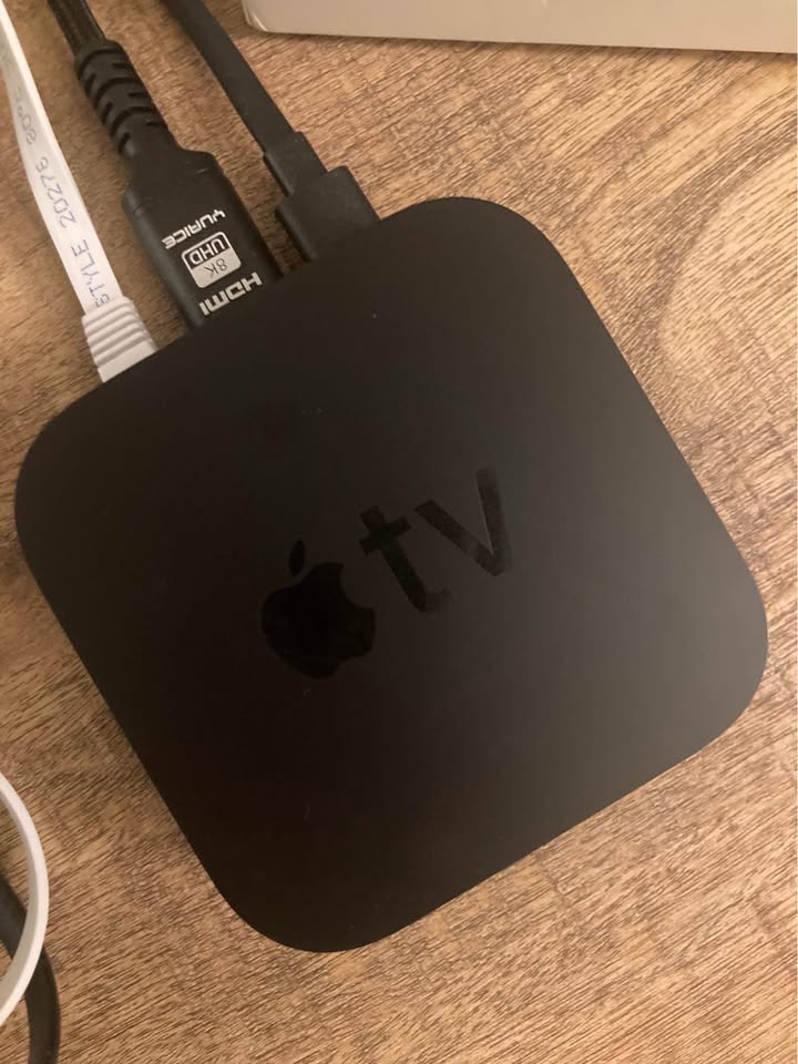 Apple TV 4K (1st Gen, 32GB) + Remote, Box & Cables - photo 3