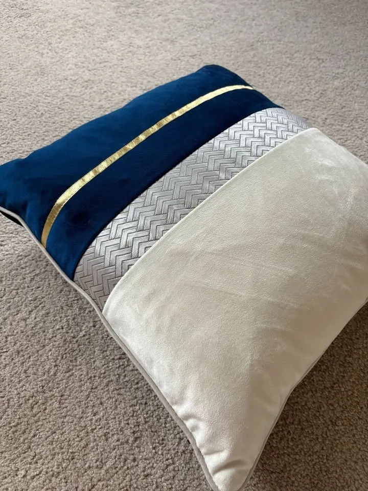 Velvet Throw Pillow and Insert image indicator(5)