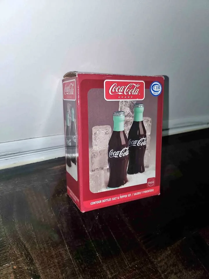 Coca-cola Salt and Pepper shakers thumbnail